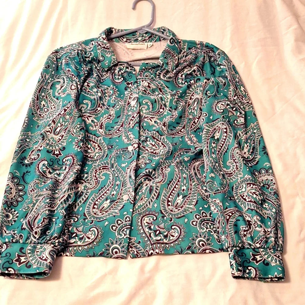 Button down patterned blouse. - Picture 1 of 2